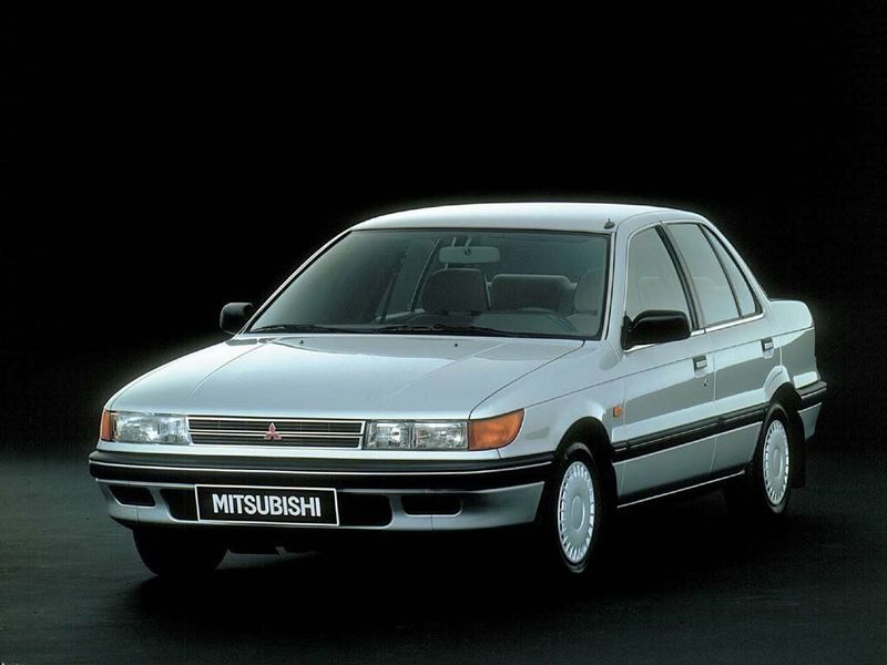 Mitsubishi Mirage ثالثاً، سيدان — منظر أمامي أيسر