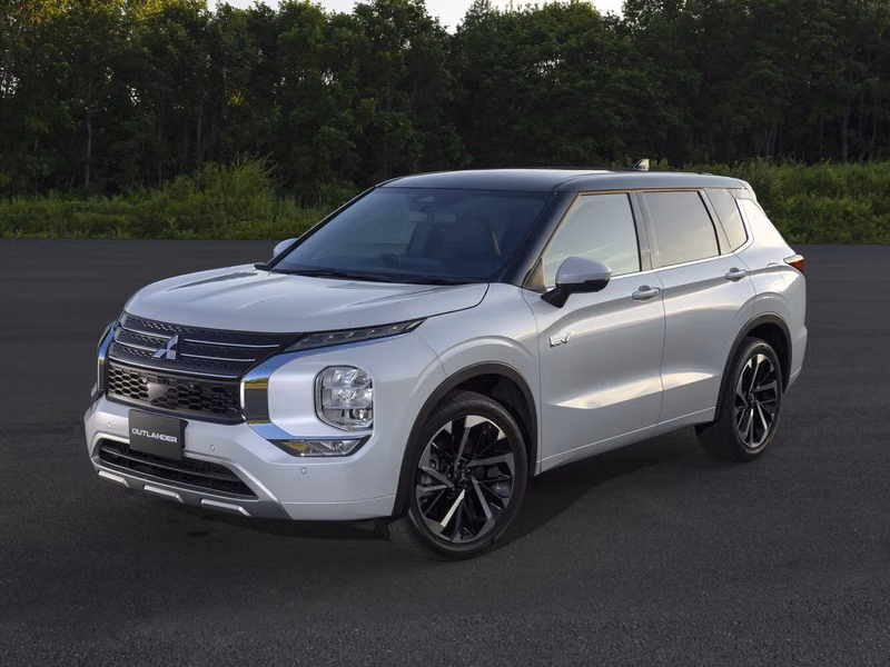 Mitsubishi Outlander IV, Внедорожник 5 дв. — вид спереди в три четверти