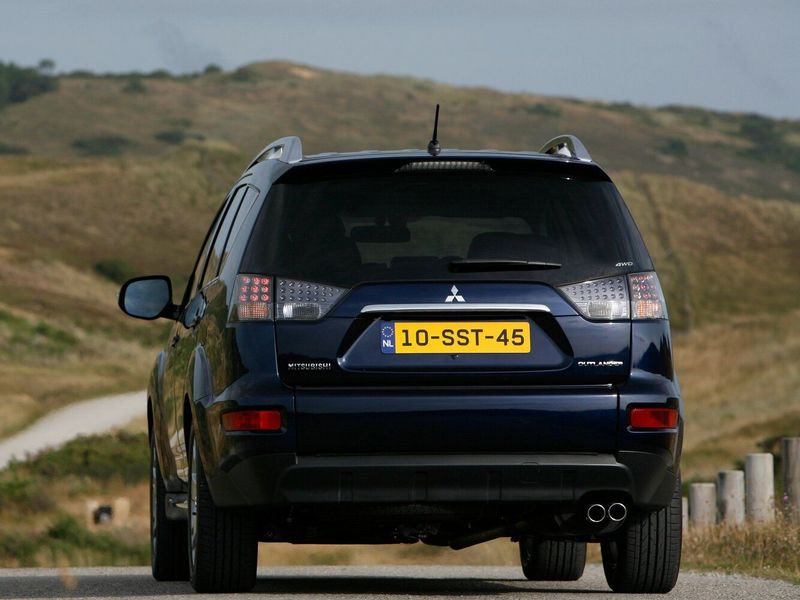 Mitsubishi Outlander II Рестайлинг, Внедорожник 5 дв. — вид сзади