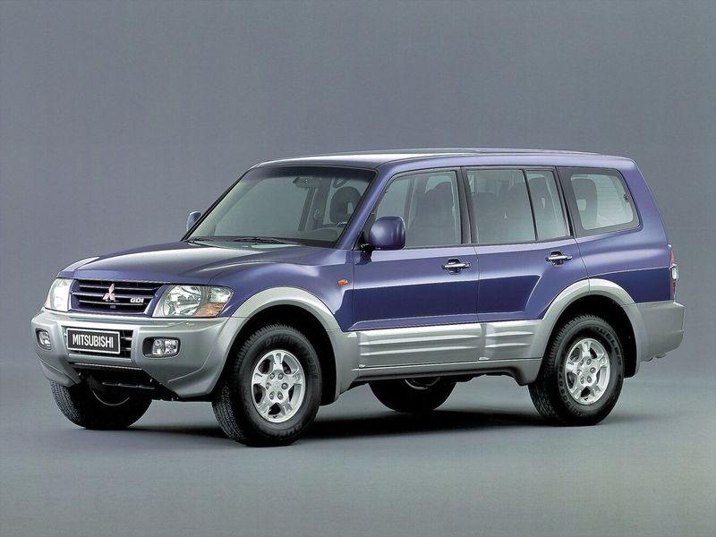 Mitsubishi Pajero ثالثاً، دفع رباعي 5 أبواب — منظر أمامي أيسر