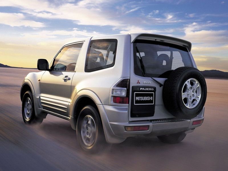 Mitsubishi Pajero ثالثاً، دفع رباعي 3 أبواب — منظر خلفي أيمن
