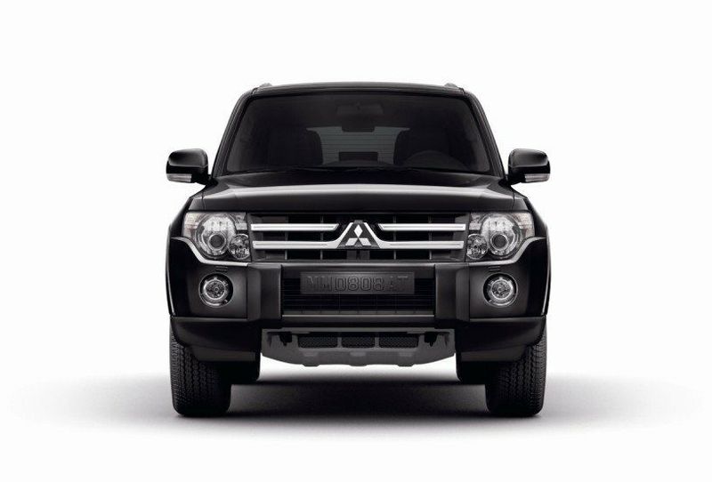 Mitsubishi Pajero رابعاً، دفع رباعي 3 أبواب — منظر أمامي