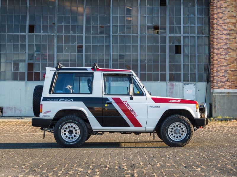 Mitsubishi Pajero I، دفع رباعي 3 أبواب — منظر من الجانب الأيمن