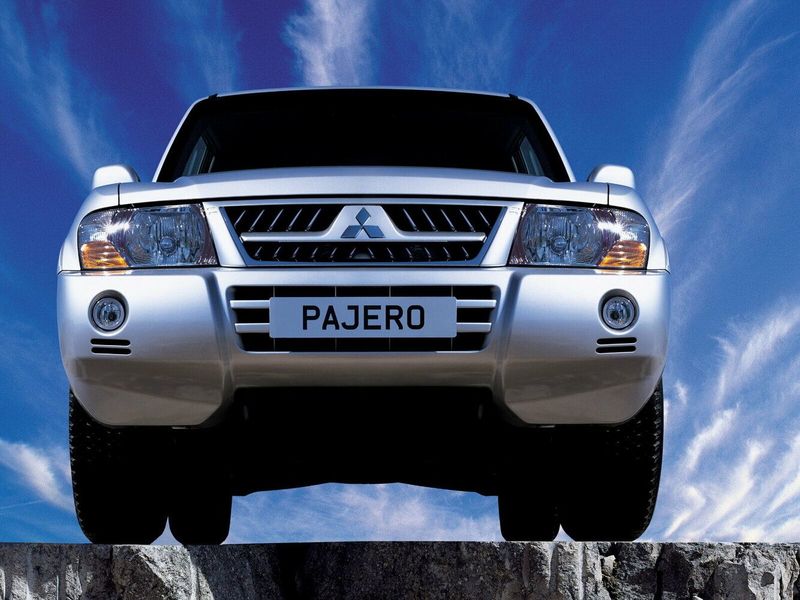 Mitsubishi Pajero ثالثاً فيس ليفت، دفع رباعي 5 أبواب — منظر أمامي