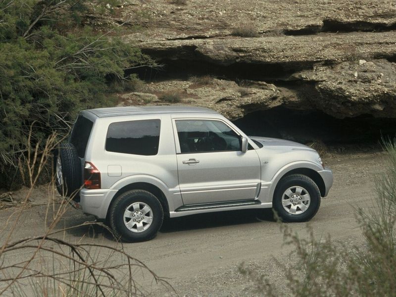 Mitsubishi Pajero ثالثاً فيس ليفت، دفع رباعي 3 أبواب — منظر خلفي بزاوية ثلاثة أرباع