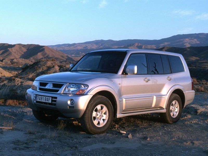 Mitsubishi Pajero ثالثاً فيس ليفت، دفع رباعي 5 أبواب — منظر أمامي أيمن