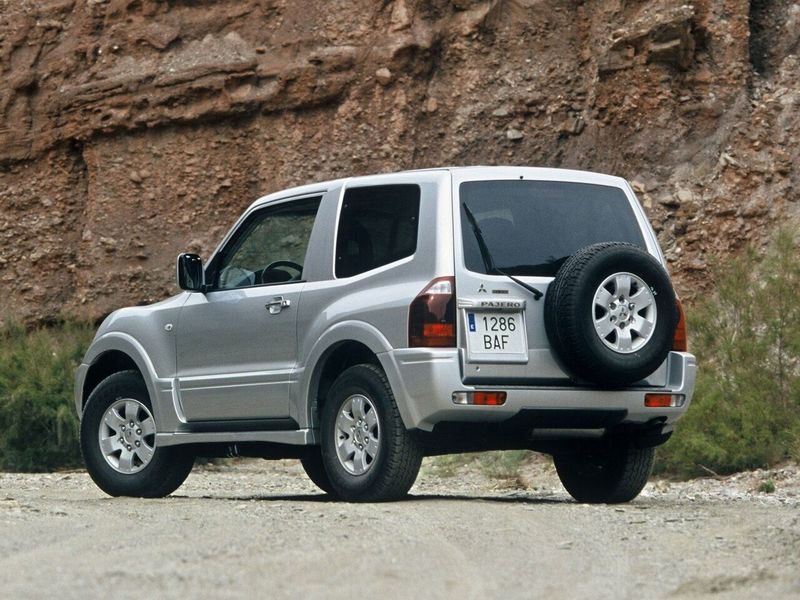 Mitsubishi Pajero ثالثاً فيس ليفت، دفع رباعي 3 أبواب — منظر خلفي أيسر