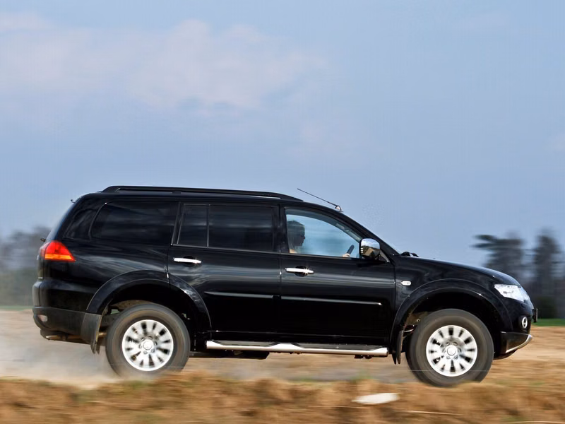 Mitsubishi Pajero Sport ثانياً، دفع رباعي 5 أبواب — منظر من الجانب الأيمن
