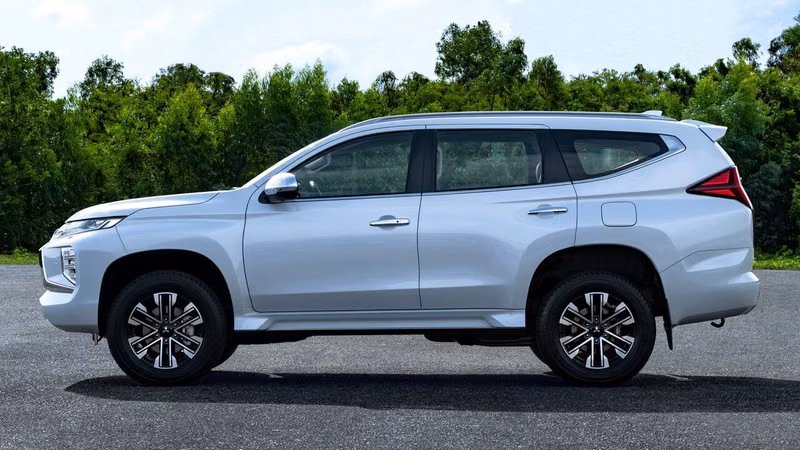 Mitsubishi Pajero Sport ثالثاً فيس ليفت، دفع رباعي 5 أبواب — منظر من الجانب الأيمن