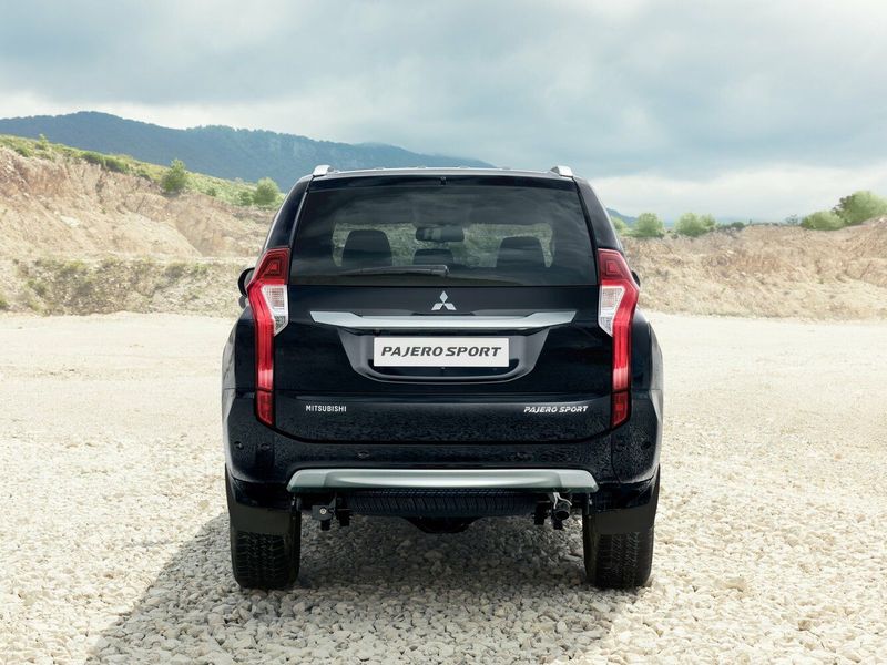Mitsubishi Pajero Sport ثالثاً، دفع رباعي 5 أبواب — منظر خلفي