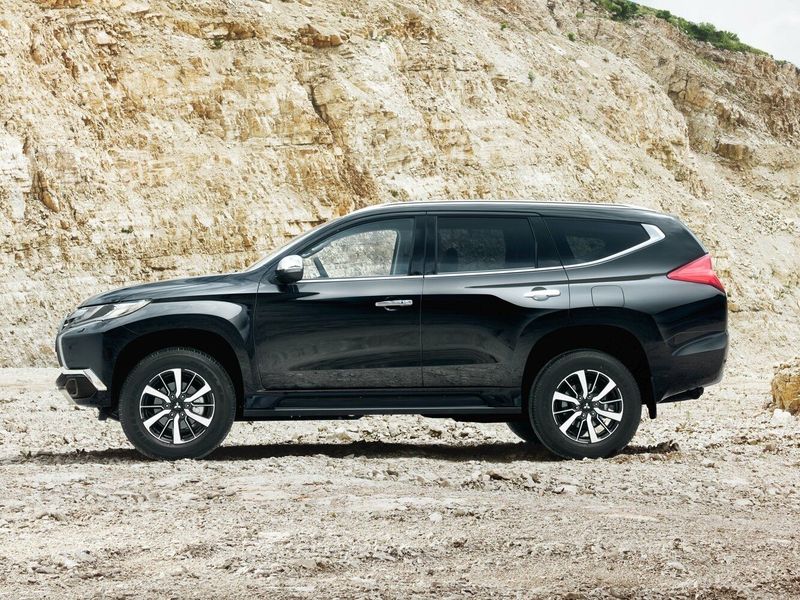 Mitsubishi Pajero Sport ثالثاً، دفع رباعي 5 أبواب — منظر من الجانب الأيسر