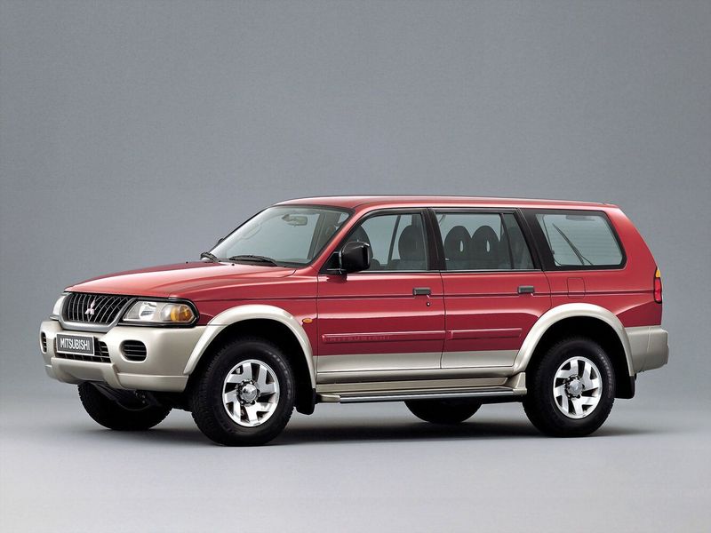 Mitsubishi Pajero Sport I، دفع رباعي 5 أبواب — منظر أمامي أيسر