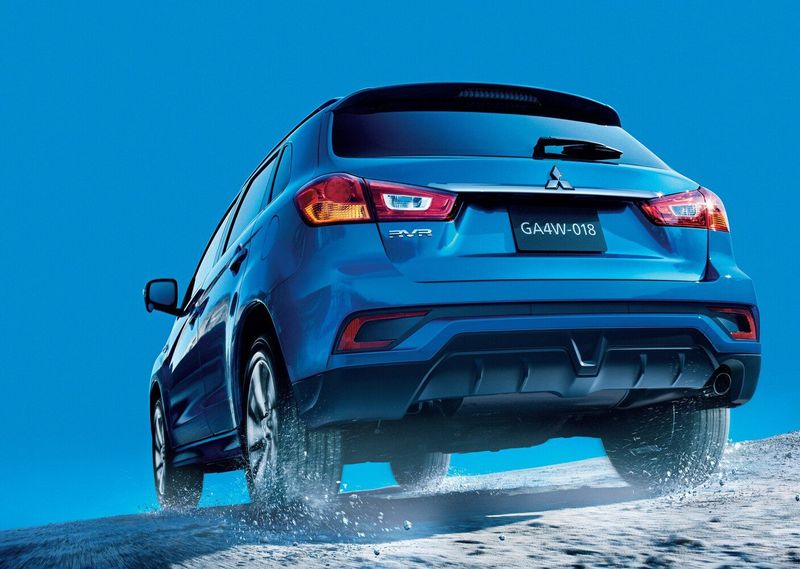 Mitsubishi RVR ثالثاً فيس ليفت 2، دفع رباعي 5 أبواب — منظر خلفي بزاوية ثلاثة أرباع
