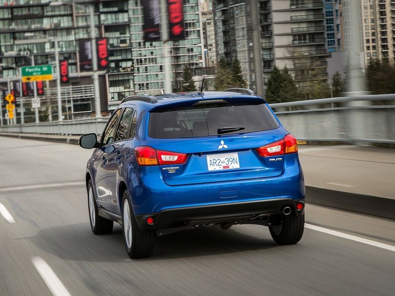 Mitsubishi RVR ثالثاً فيس ليفت، دفع رباعي 5 أبواب — منظر خلفي أيسر