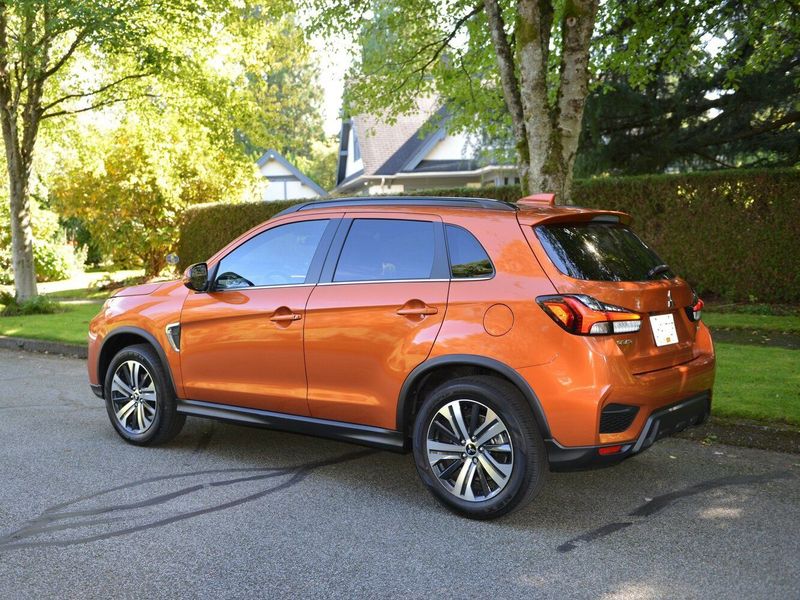 Mitsubishi RVR ثالثاً فيس ليفت 3، دفع رباعي 5 أبواب — منظر خلفي أيمن
