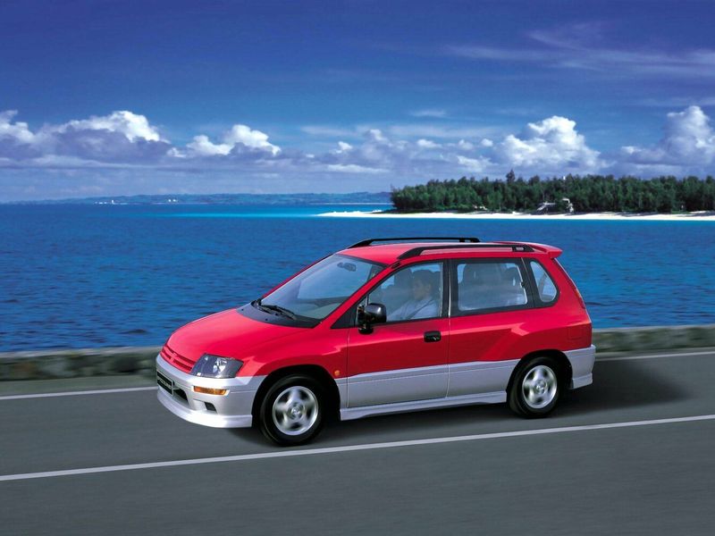 Mitsubishi RVR ثانياً، فان مدمج — منظر أمامي أيسر