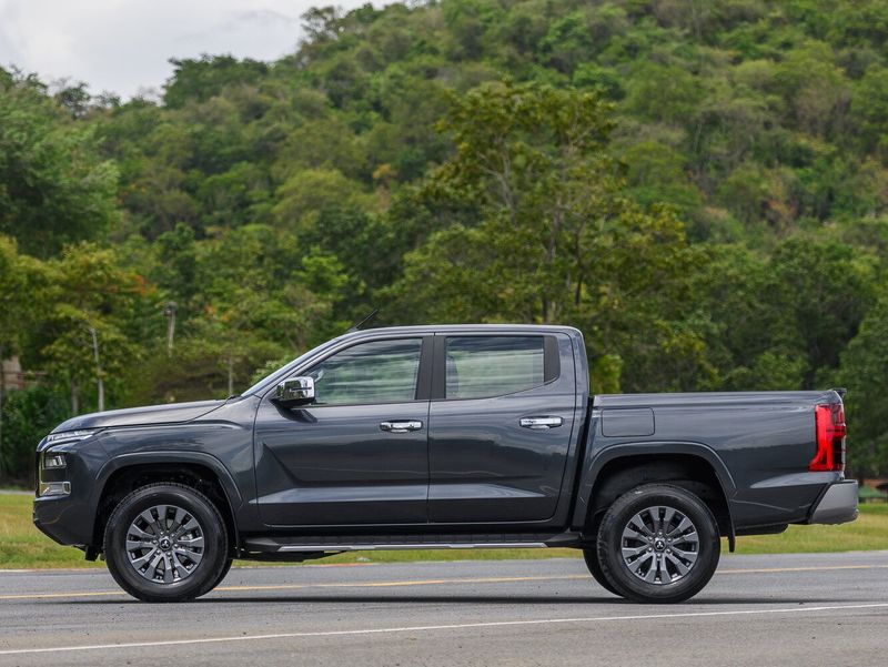 Mitsubishi Triton سادساً، بيك أب بكابينة مزدوجة — منظر من الجانب الأيمن