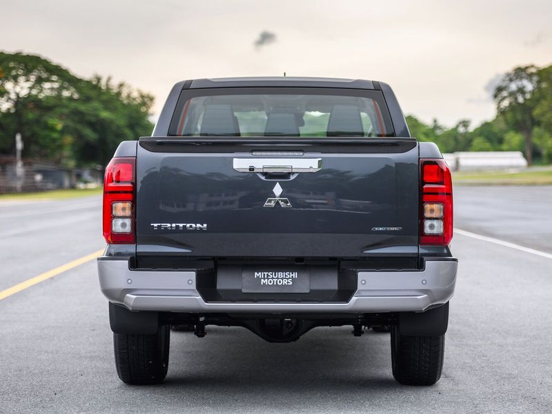 Mitsubishi Triton سادساً، بيك أب بكابينة مزدوجة — منظر خلفي