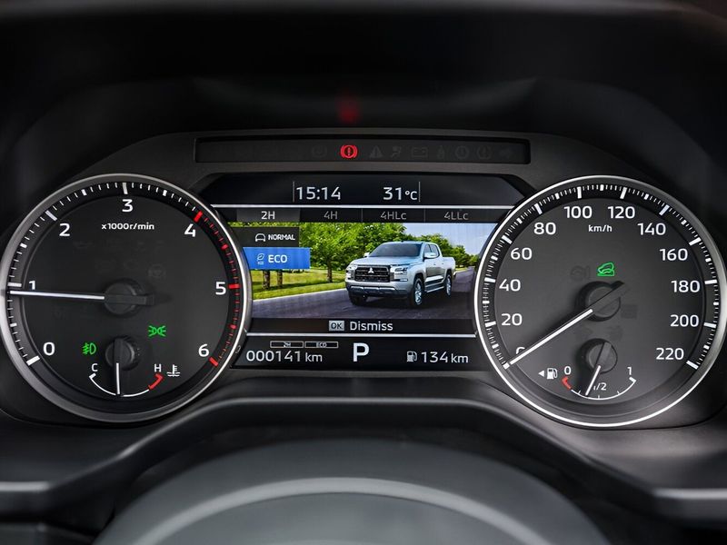 Mitsubishi Triton VI, Пикап одинарная кабина — панель приборов