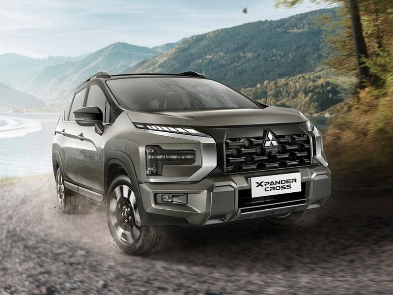 Mitsubishi Xpander I تجميل الوجه 2، دفع رباعي 5 أبواب Cross — منظر أمامي بزاوية ثلاثة أرباع