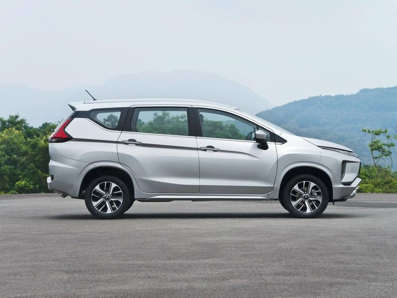 Mitsubishi Xpander I, Внедорожник 5 дв. — вид справа