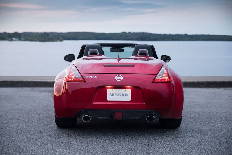 Nissan 370Z أنا فيس ليفت، رودستر — منظر خلفي