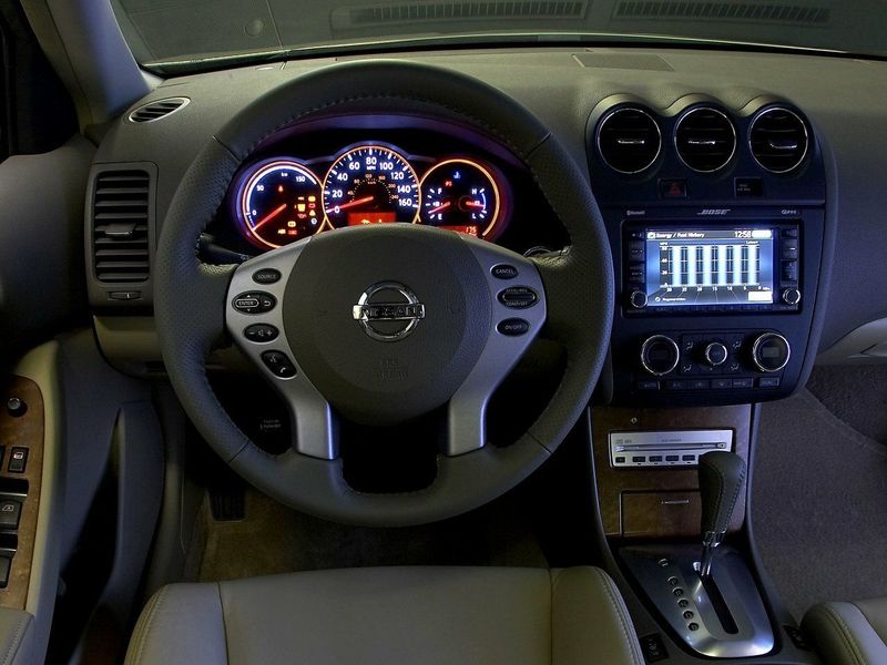 Nissan Altima IV (L32)، سيدان — لوحة القيادة