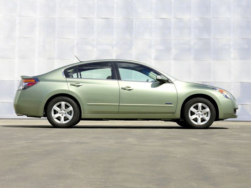 Nissan Altima IV (L32)، سيدان — منظر من الجانب الأيسر