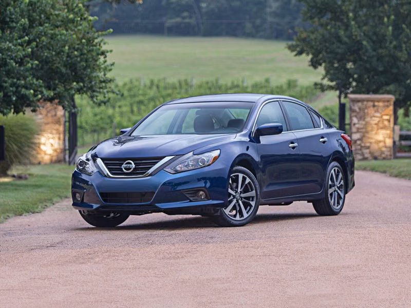 Nissan Altima عملية فيس ليفت V (L33)، سيدان — منظر أمامي أيمن