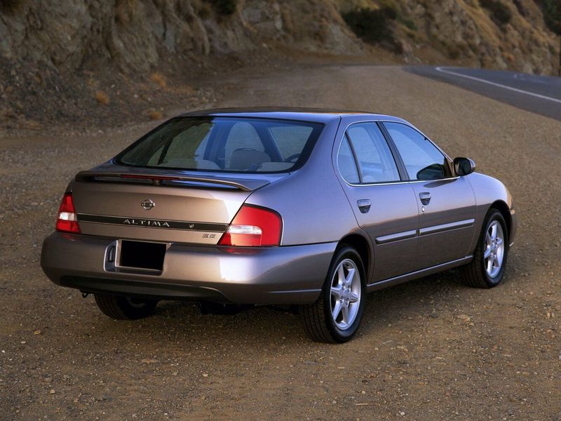Nissan Altima عملية فيس ليفت II (L30)، سيدان — منظر خلفي أيمن