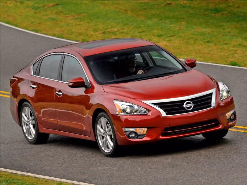 Nissan Altima V (L33)، سيدان — منظر أمامي أيمن