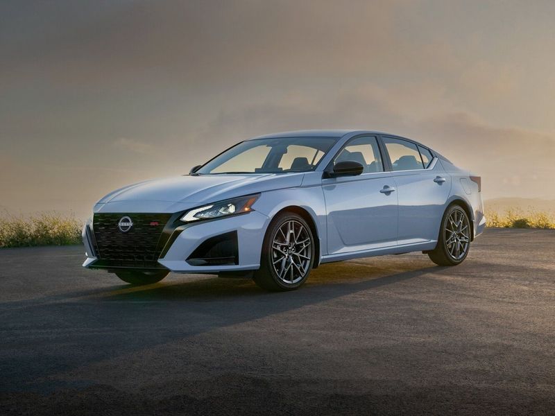 Nissan Altima فيس ليفت السادس (L34)، سيدان — منظر أمامي بزاوية ثلاثة أرباع