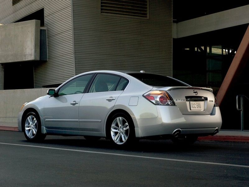 Nissan Altima عملية فيس ليفت IV (L32)، سيدان — منظر خلفي أيمن