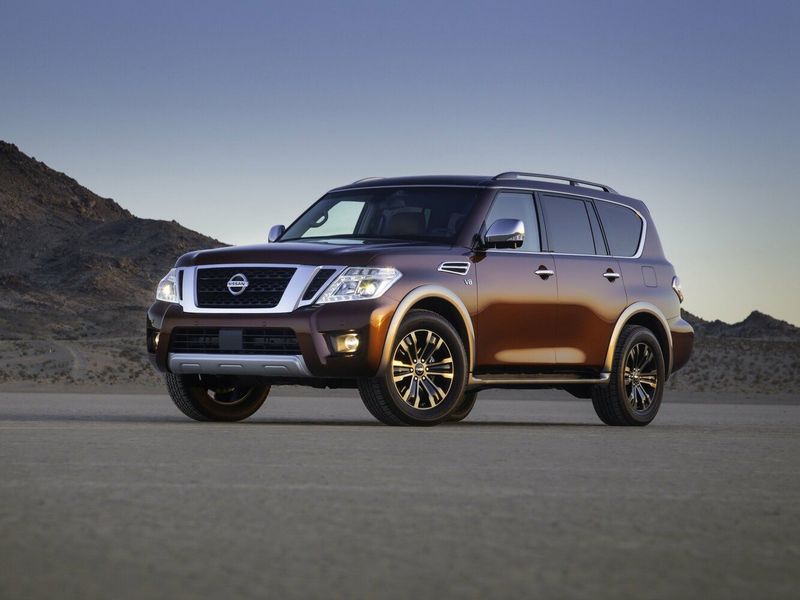 Nissan Armada ثانياً، دفع رباعي 5 أبواب — منظر أمامي أيسر