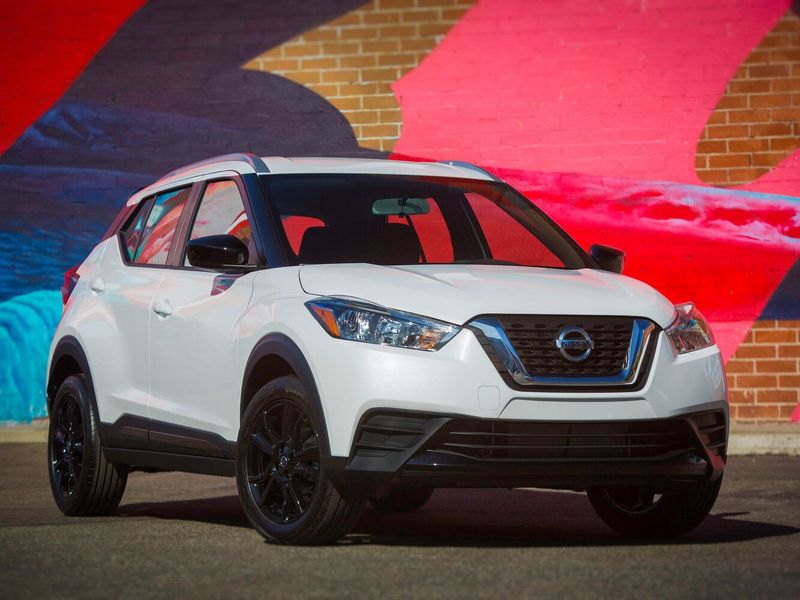 Nissan Kicks I، دفع رباعي 5 أبواب — منظر أمامي أيمن