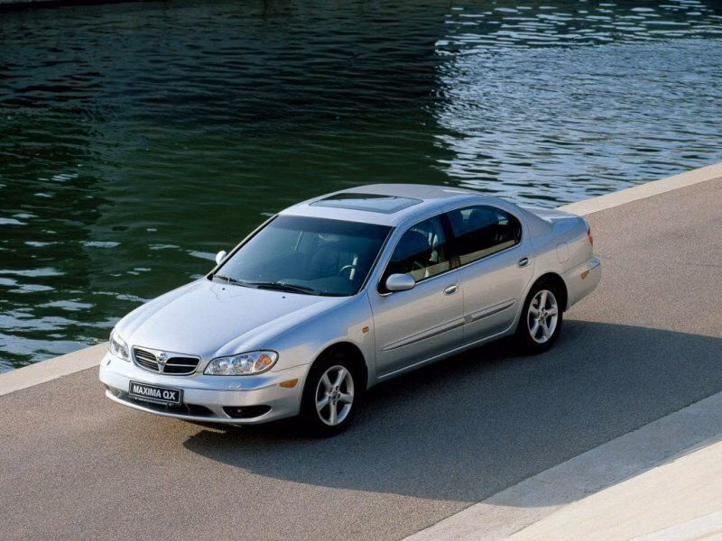 Nissan Maxima V (A33)، سيدان — منظر أمامي أيمن