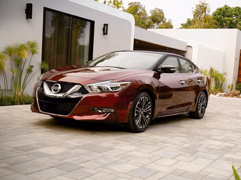 Nissan Maxima ثامناً (A36)، سيدان — منظر أمامي أيمن