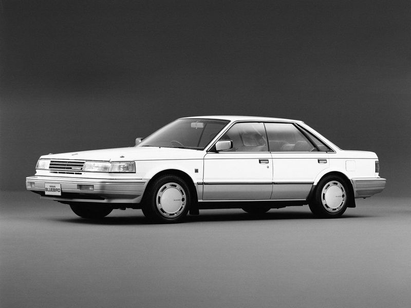 Nissan Maxima II (U11)، سيدان — منظر أمامي أيسر