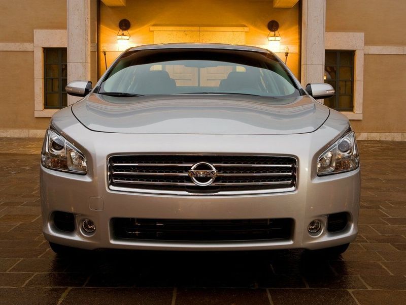 Nissan Maxima سابعاً (A35)، سيدان — منظر أمامي