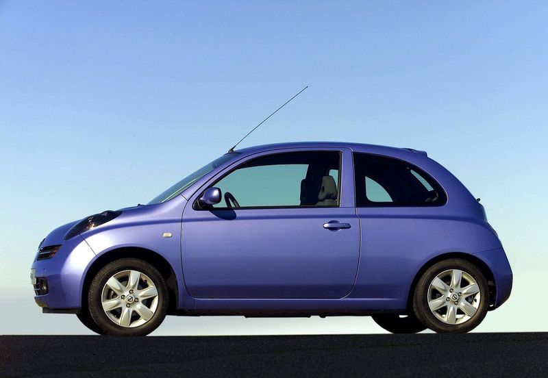 Nissan Micra III (K12)، هاتشباك 3 أبواب — منظر من الجانب الأيسر