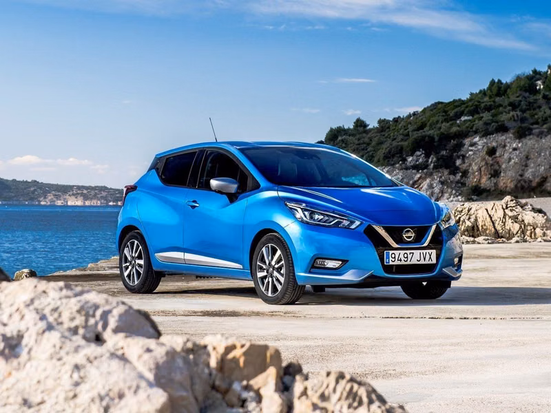 Nissan Micra V، هاتشباك 5 أبواب — منظر أمامي أيمن