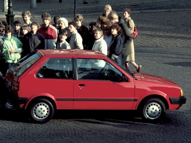 Nissan Micra ط (K10)، هاتشباك 3 أبواب — منظر أمامي أيمن