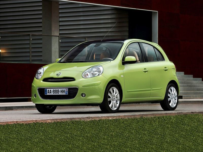 Nissan Micra IV (K13)، هاتشباك 5 أبواب — منظر أمامي أيمن