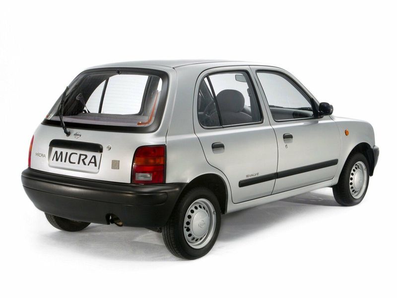 Nissan Micra II (K11)، هاتشباك 5 أبواب — منظر خلفي أيمن