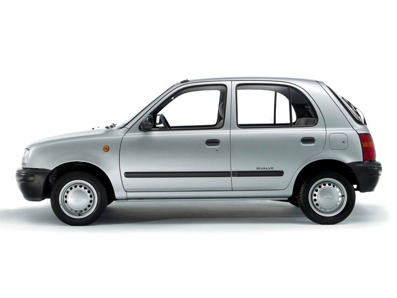 Nissan Micra II (K11)، هاتشباك 5 أبواب — منظر من الجانب الأيسر