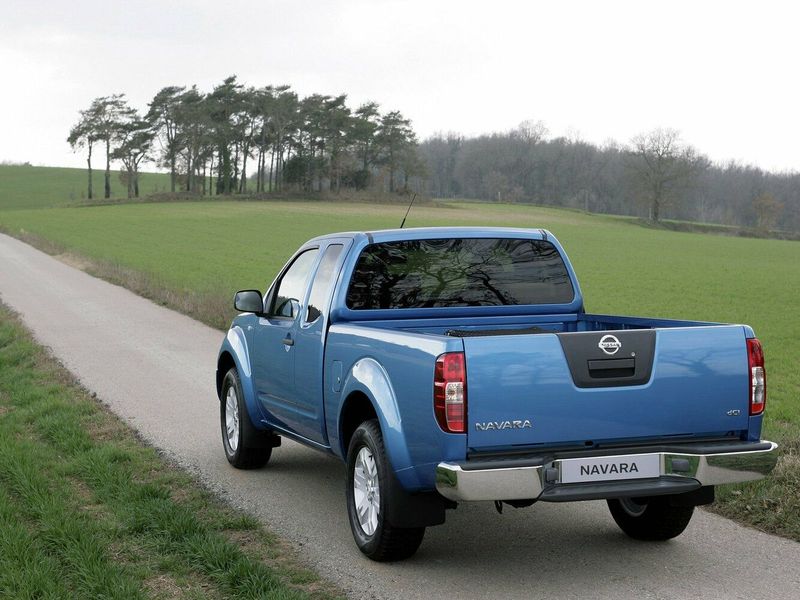 Nissan Navara (Frontier) III (D40)، بيك أب بكابينة ونصف — منظر خلفي أيسر