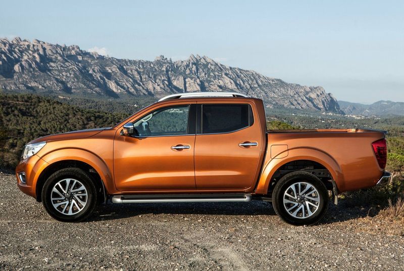 Nissan Navara (Frontier) IV (D23)، بيك أب بكابينة مزدوجة Double-Cab — منظر من الجانب الأيسر
