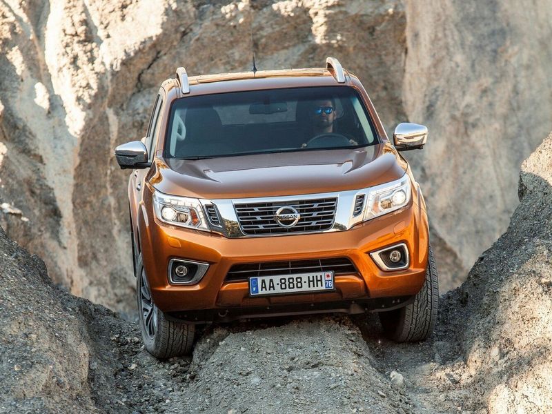 Nissan Navara (Frontier) IV (D23)، بيك أب بكابينة مزدوجة Double-Cab — منظر أمامي