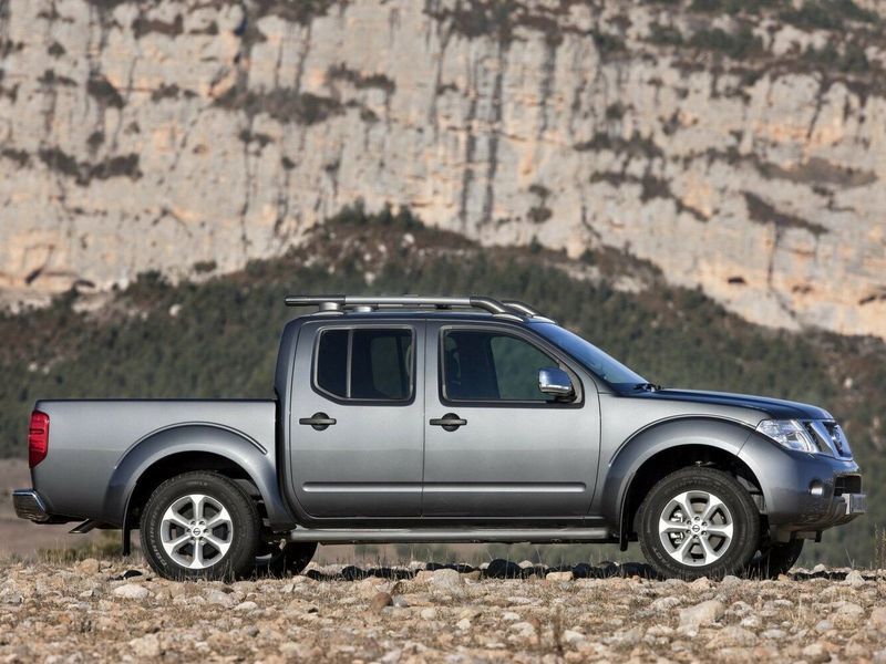 Nissan Navara (Frontier) III (D40)، بيك أب بكابينة مزدوجة — منظر من الجانب الأيمن