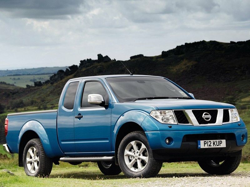 Nissan Navara (Frontier) III (D40)، بيك أب بكابينة ونصف — منظر أمامي أيمن